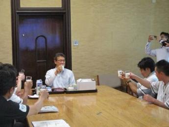 宮崎県酪農青年女性連絡協議会と知事の牛乳試飲の様子