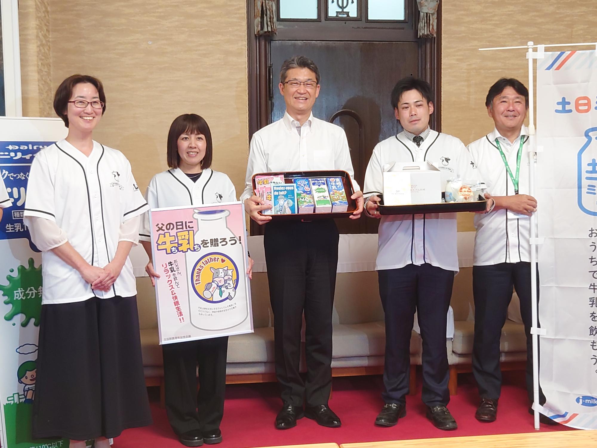 宮崎県酪農青年女性連絡協議会と知事の表敬訪問記念写真