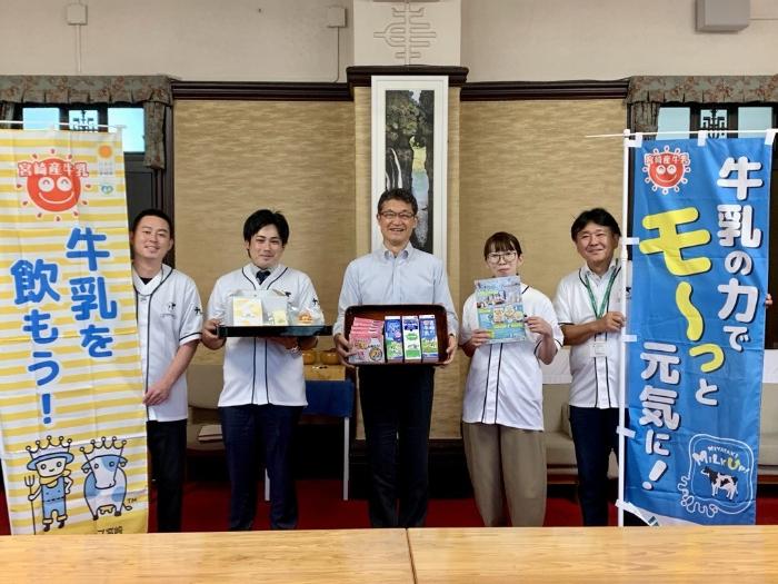 宮崎県酪農青年女性連絡協議会と知事の表敬訪問記念写真