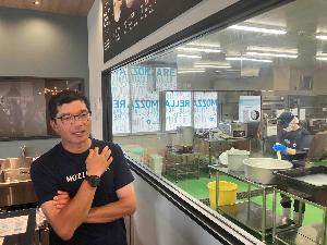 石川代表とチーズ工房