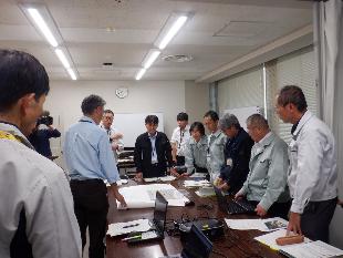 机上演習に取り組む職員