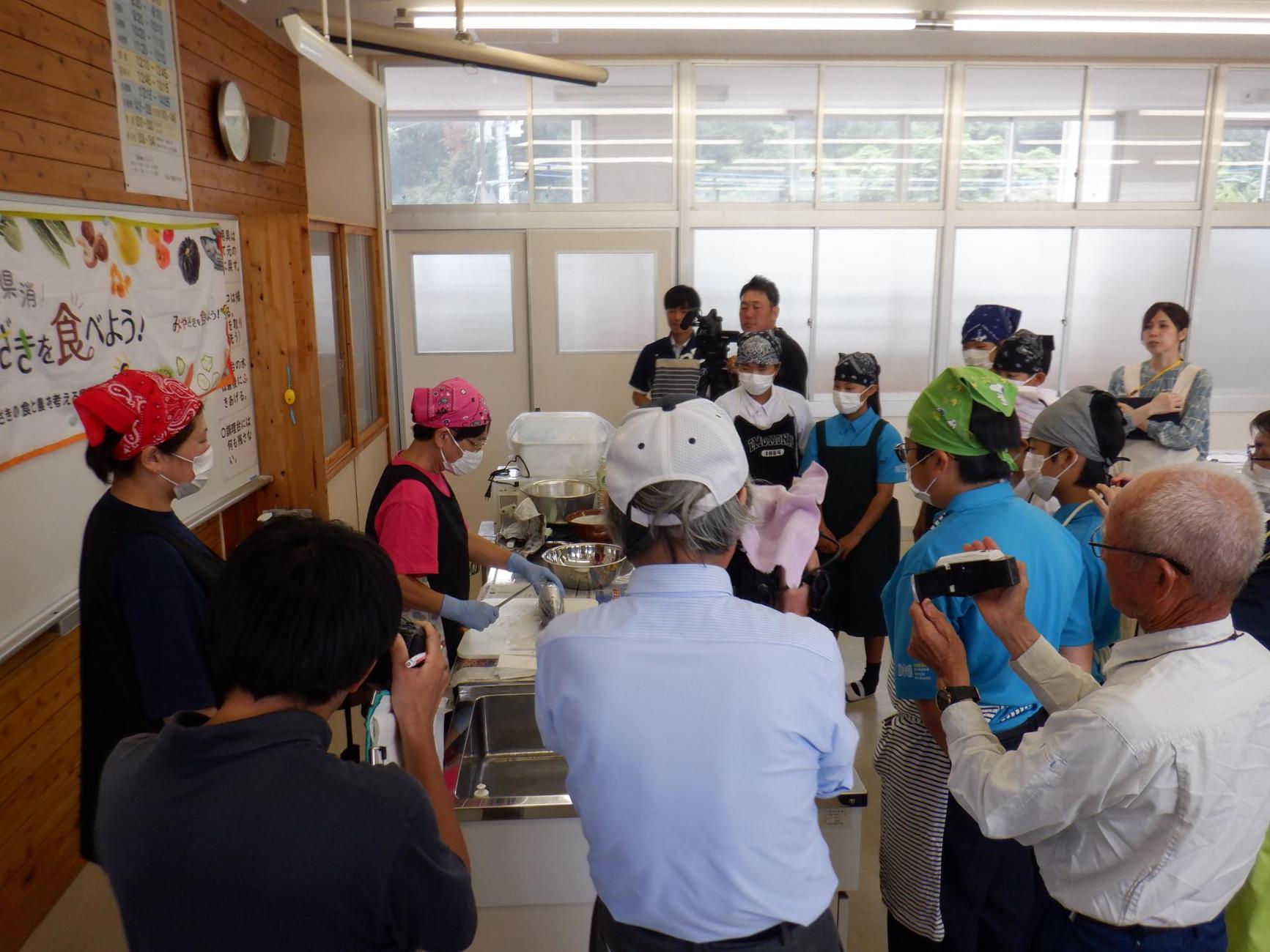 食育ティーチャーによるカツオ捌きの実演