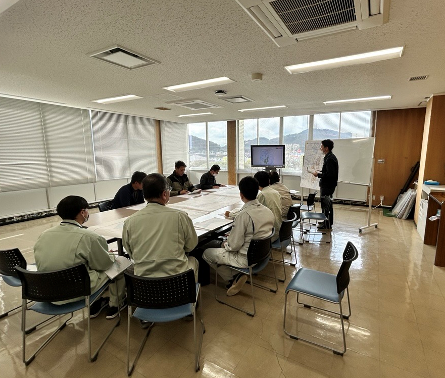 日南総合庁舎第1会議室で大島堰北部地区について説明を行っている様子