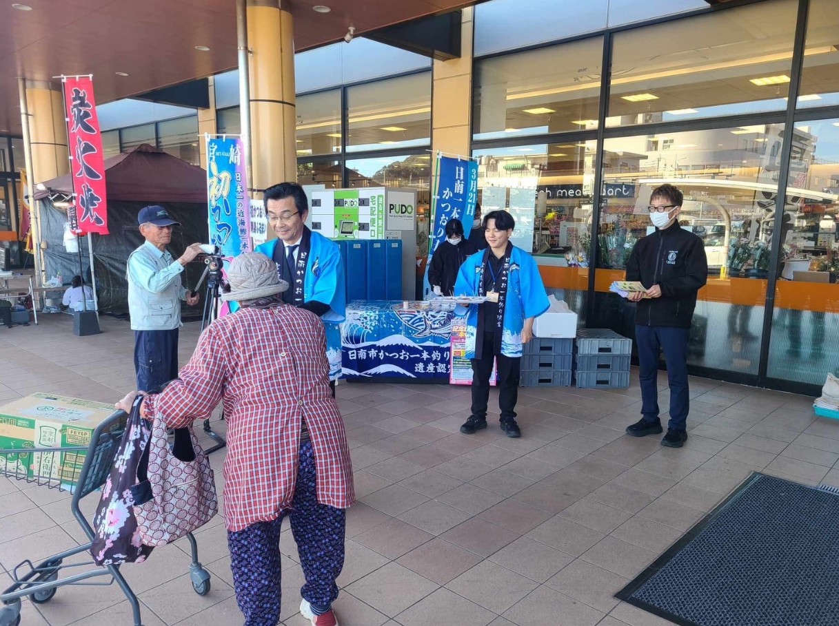 市長によるキャンペーン告知、刺身振る舞い