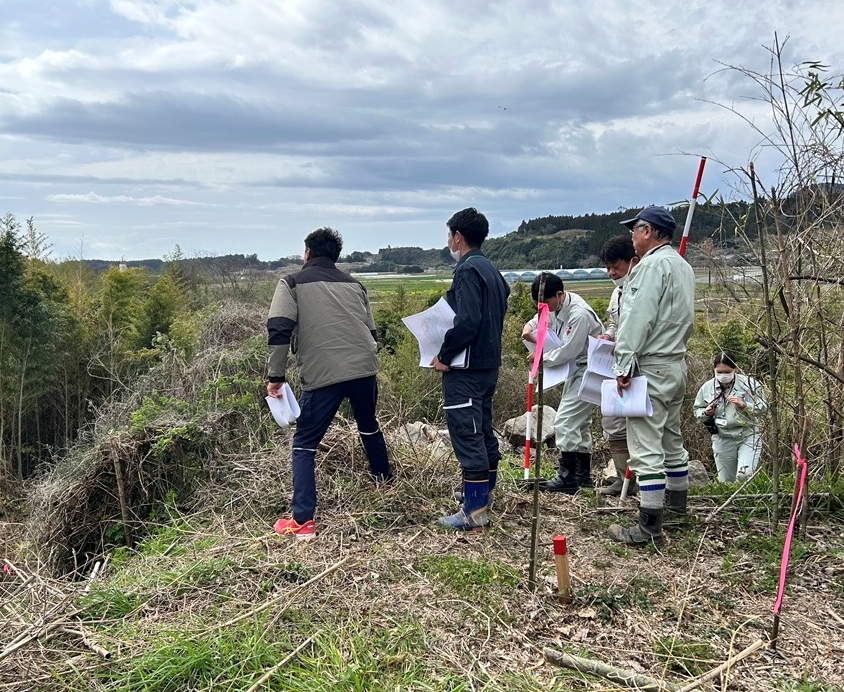 現地確認を行っている様子
