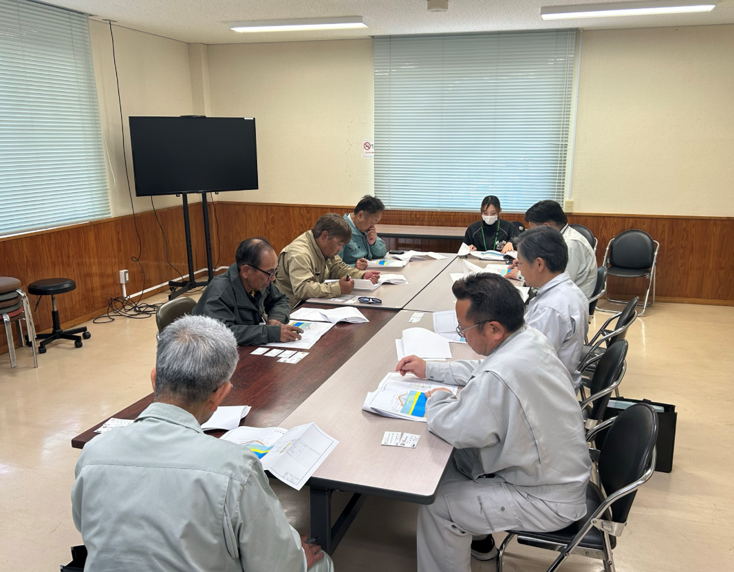 日南総合庁舎資料室で穴越地区について説明を行っている様子