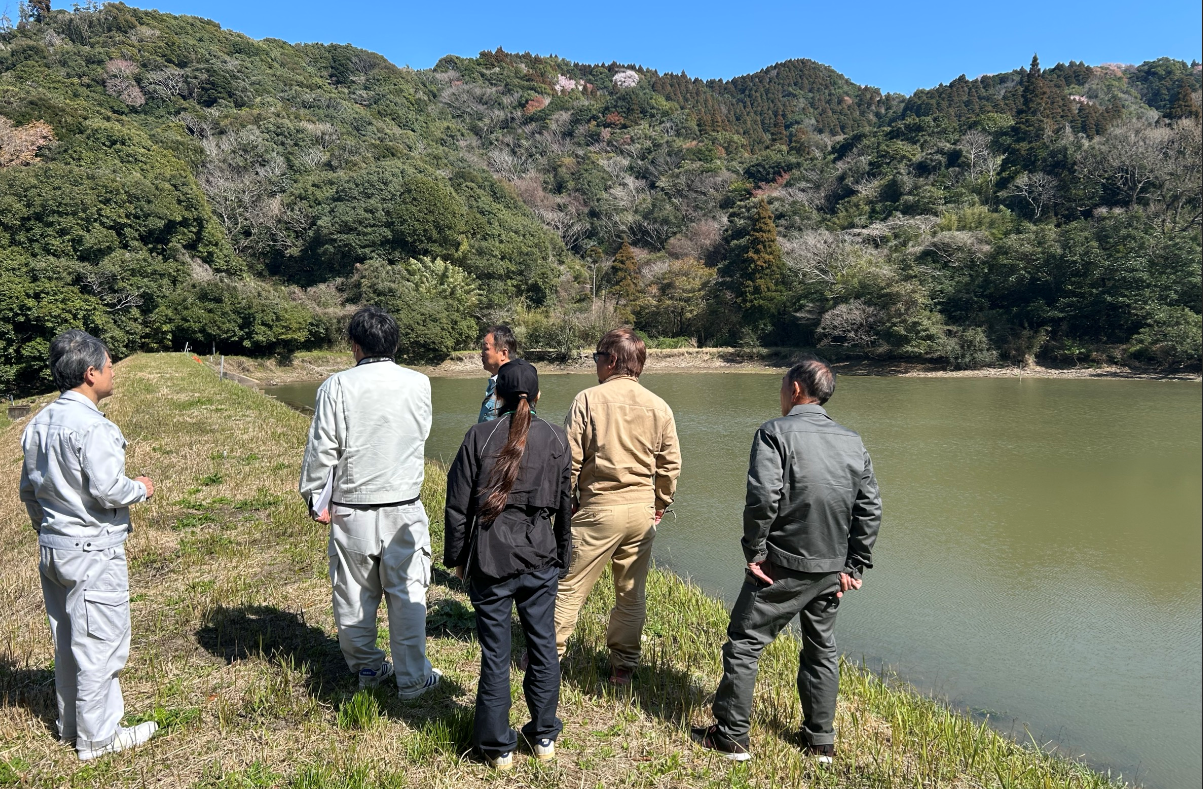現地確認を行っている様子