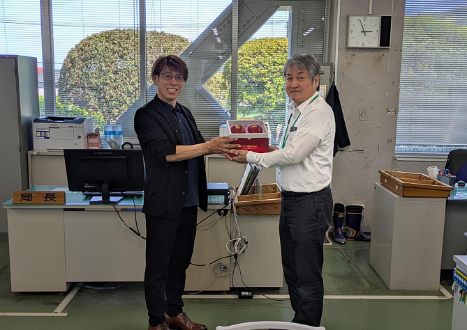 局長への贈呈の様子
