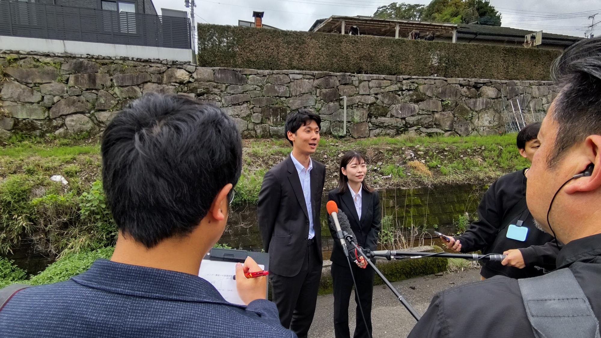入講式閉会後、報道機関から取材を受ける津嶋夫妻