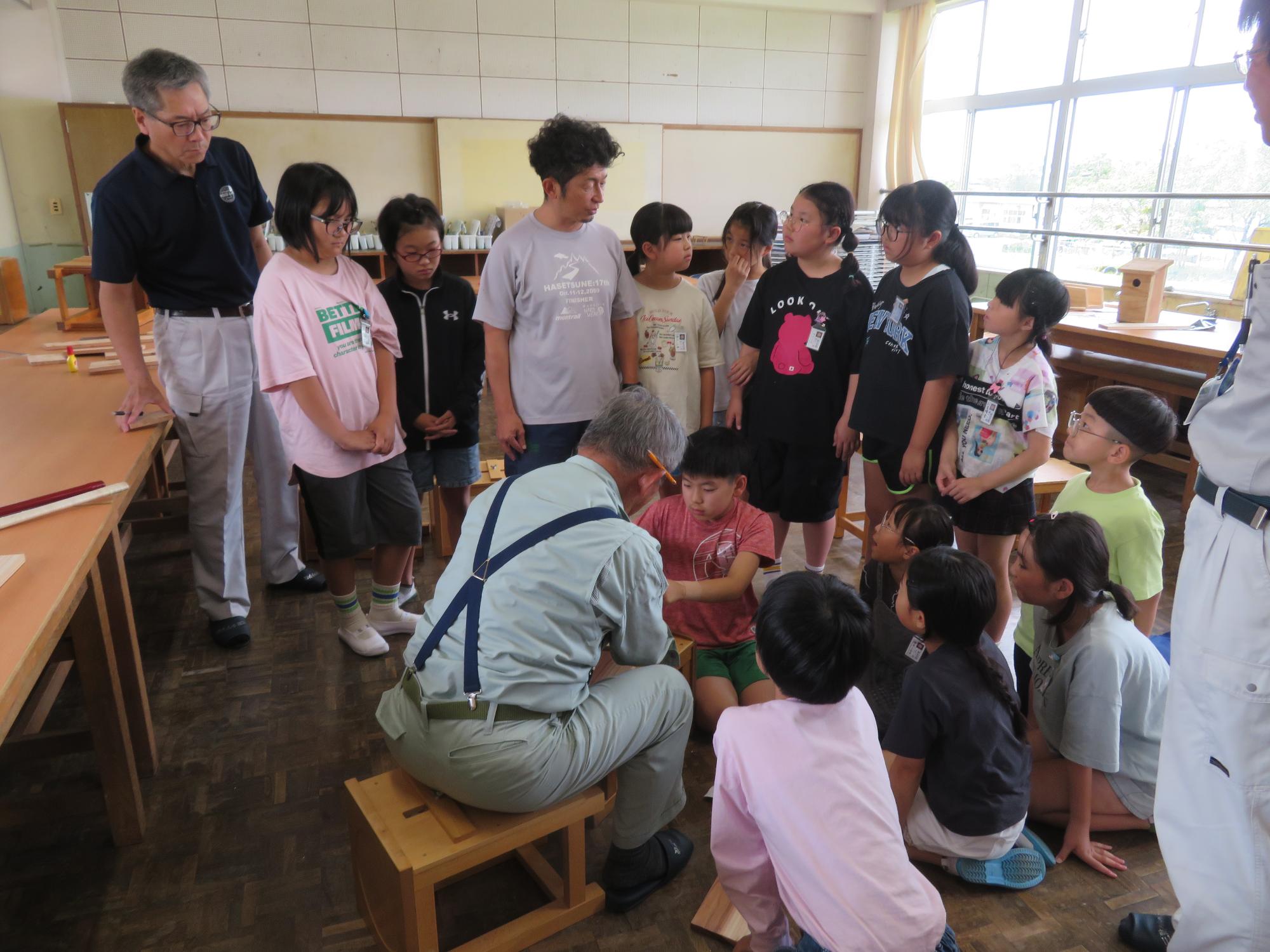 真剣に説明を聞く子どもたち