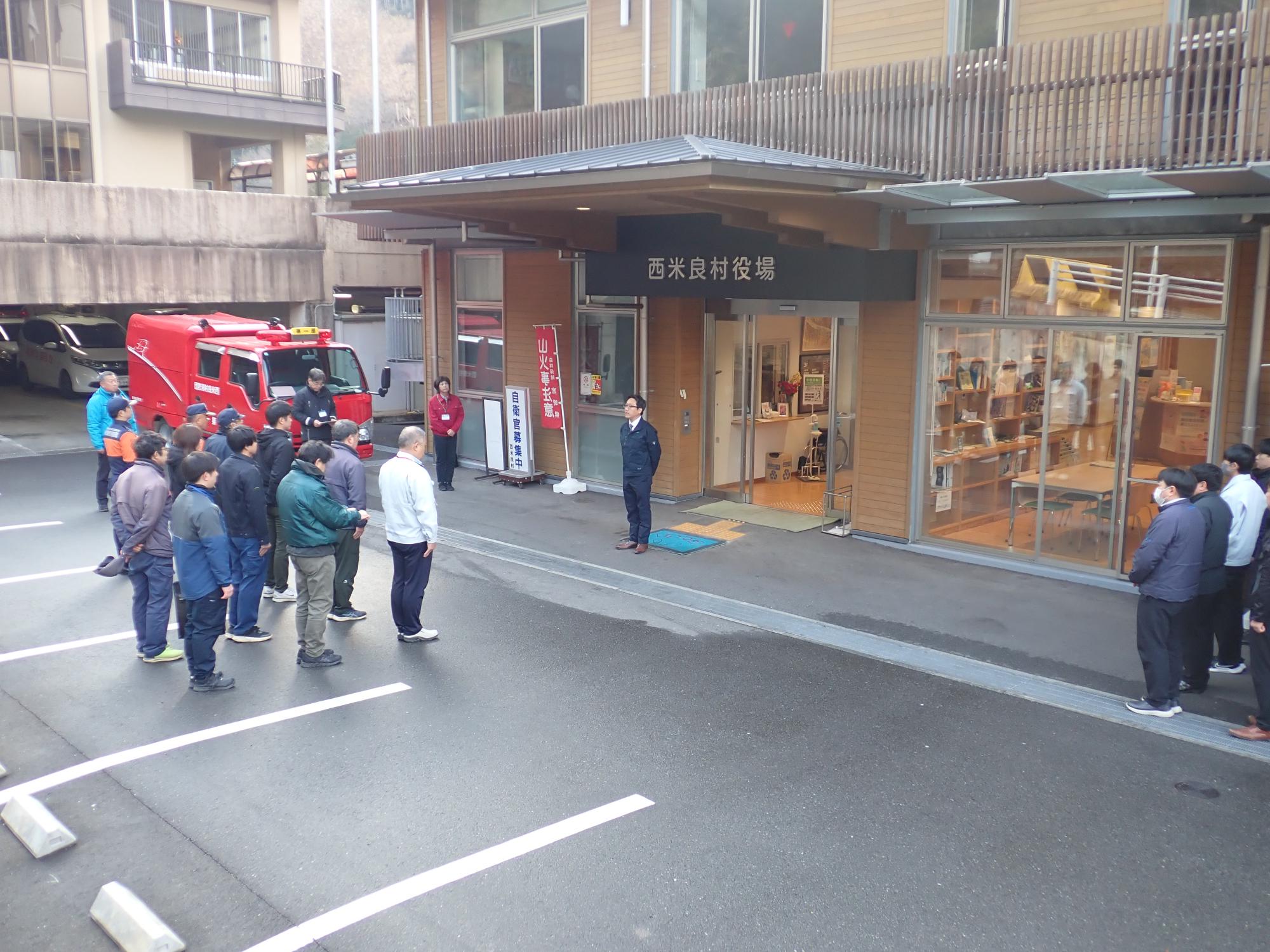 西米良村役場出発式の様子