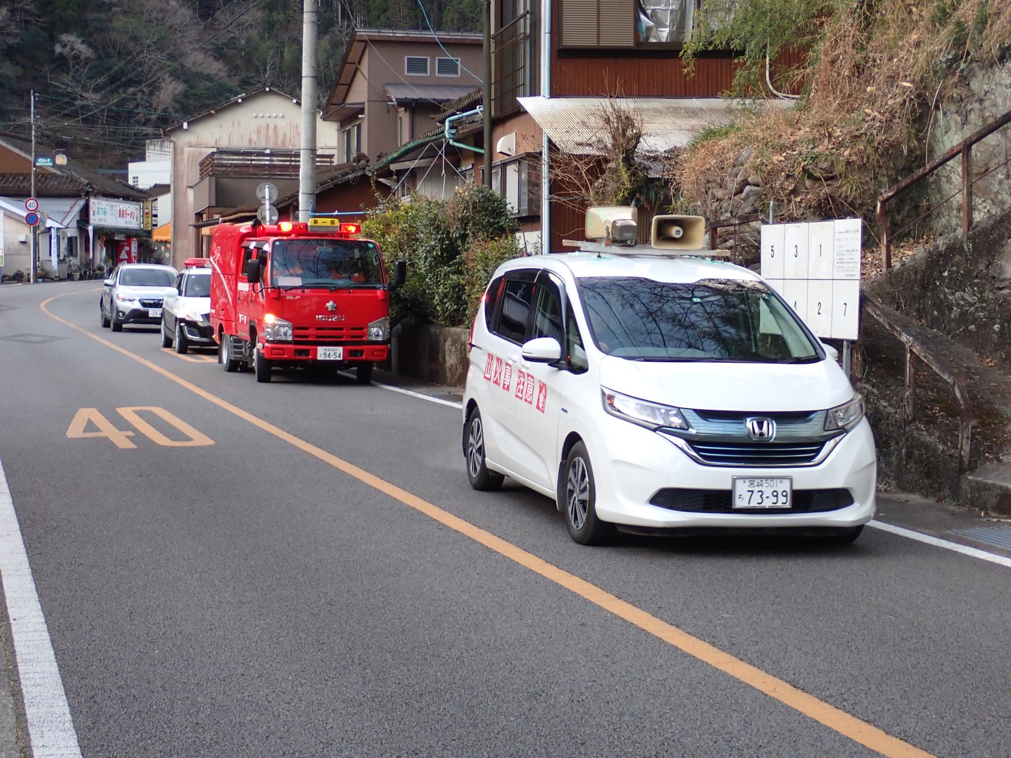 西米良村内を走行中の車列