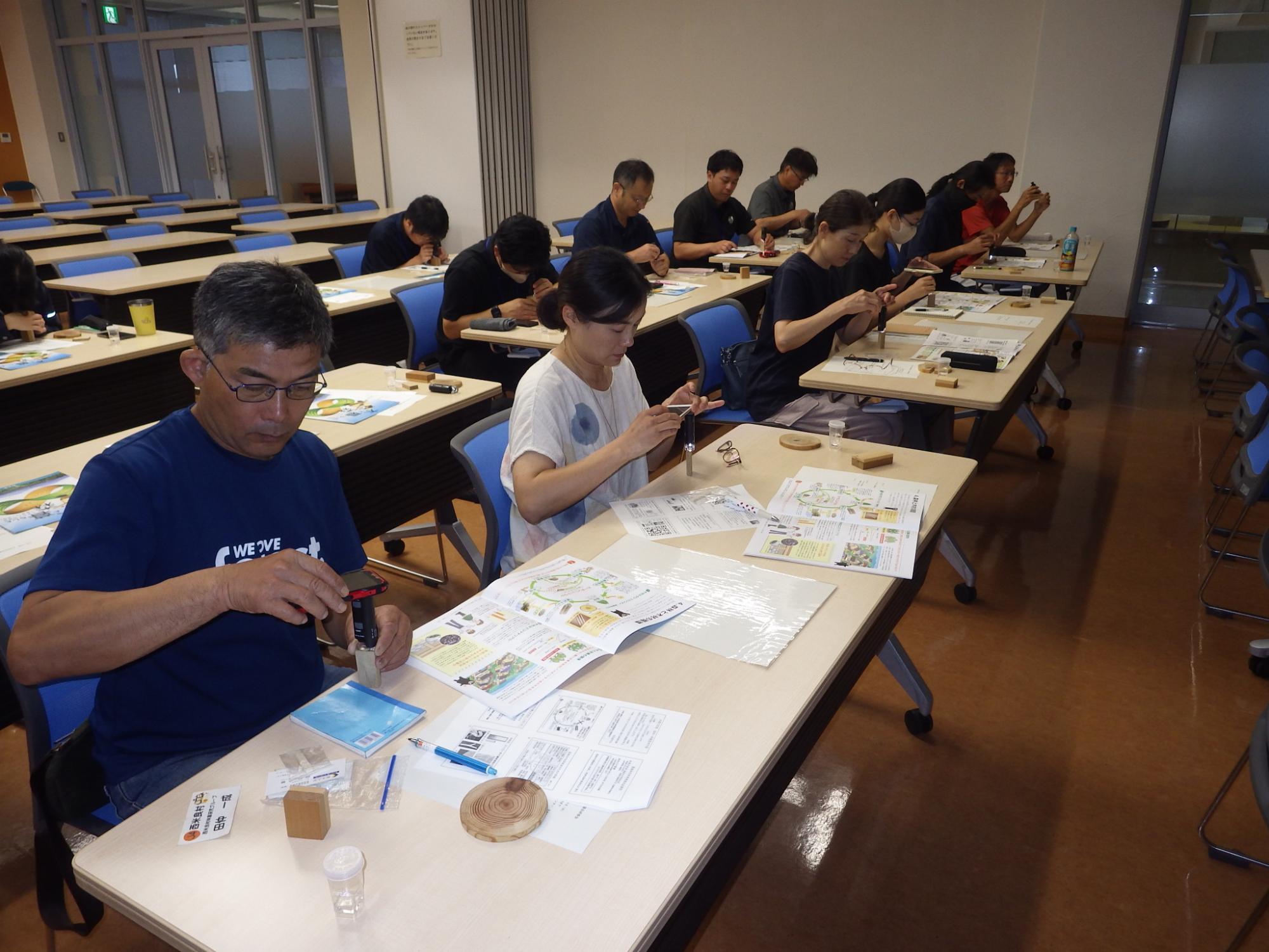 講演の途中、木を知るための実験を行いました