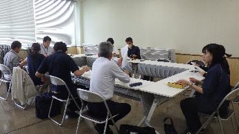 班会で作業内容を確認する様子