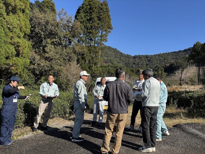 埋却予定地について検討している様子