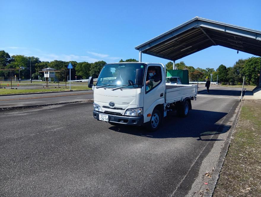 埋却候補地を確認している様子