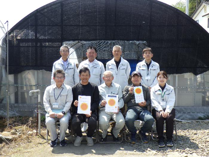 認証時の集合写真真ん中の方々が研究会の3名さらに真ん中が会長の松方氏