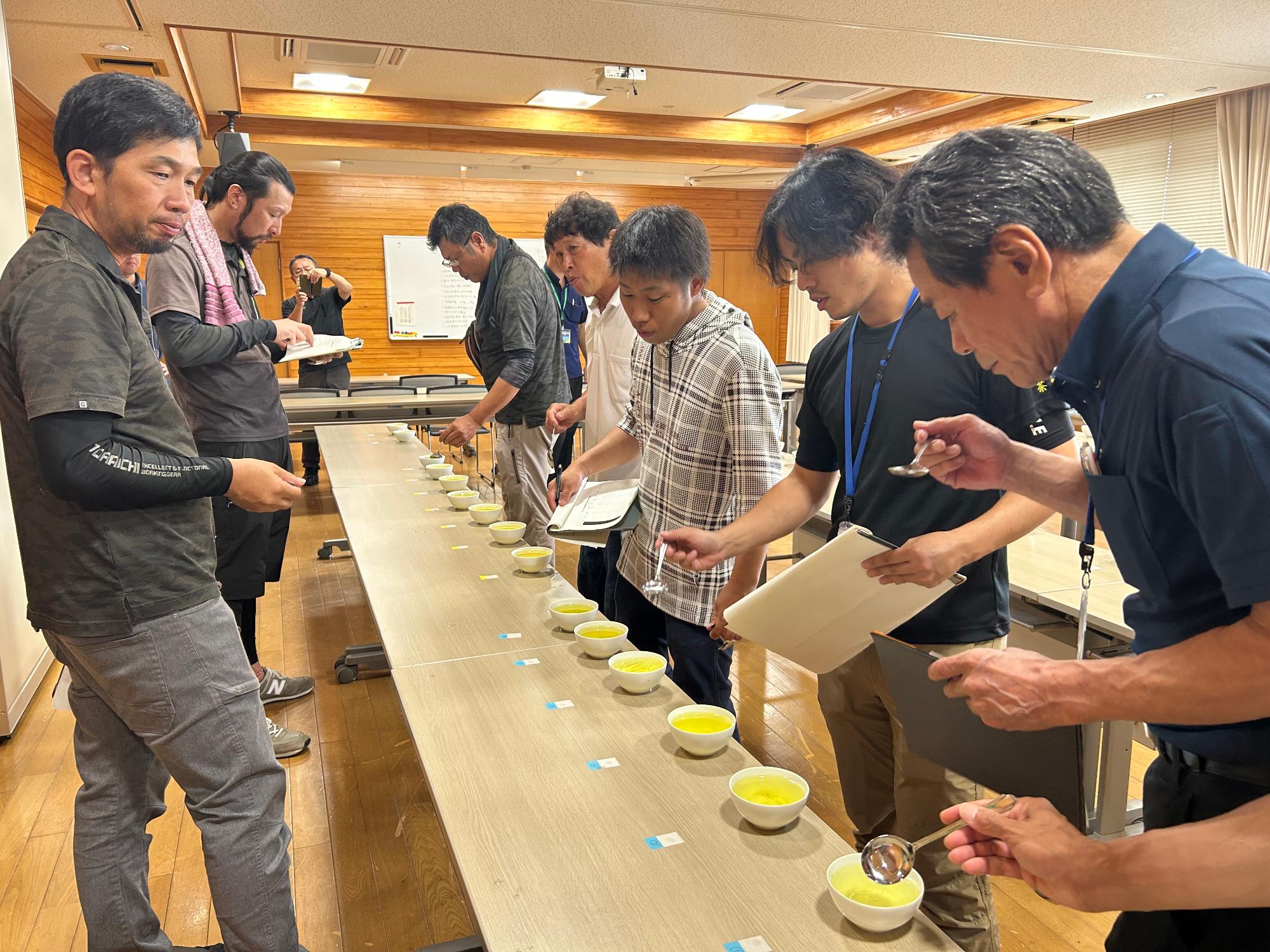 お茶の味を確認する参加者