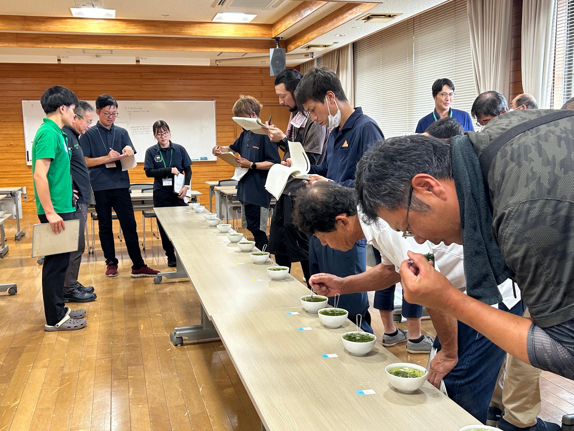 お茶の香りを確認する参加者