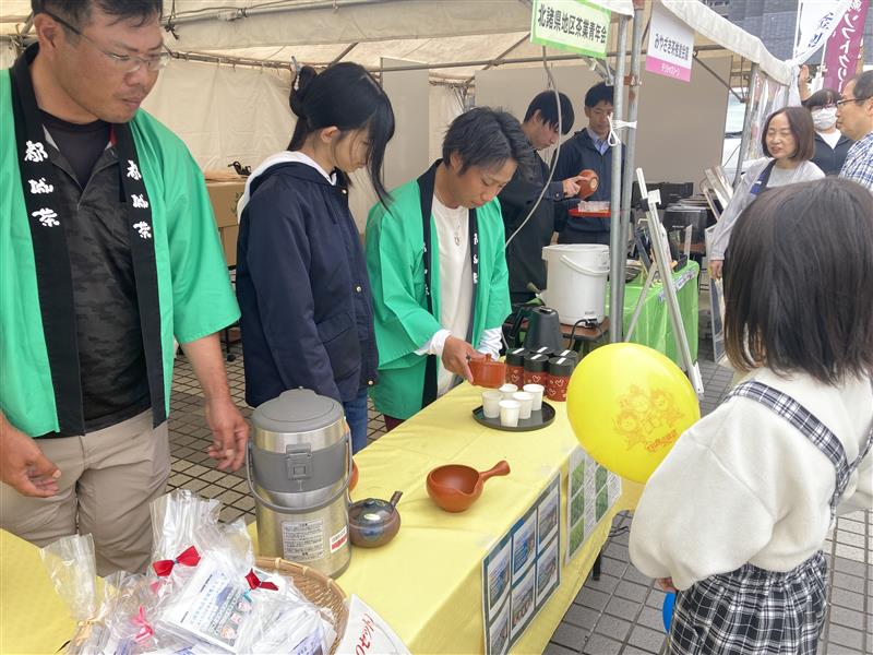 急須で振る舞う様子1