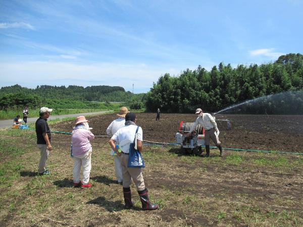 令和6年度の実演風景（自走式散水機）