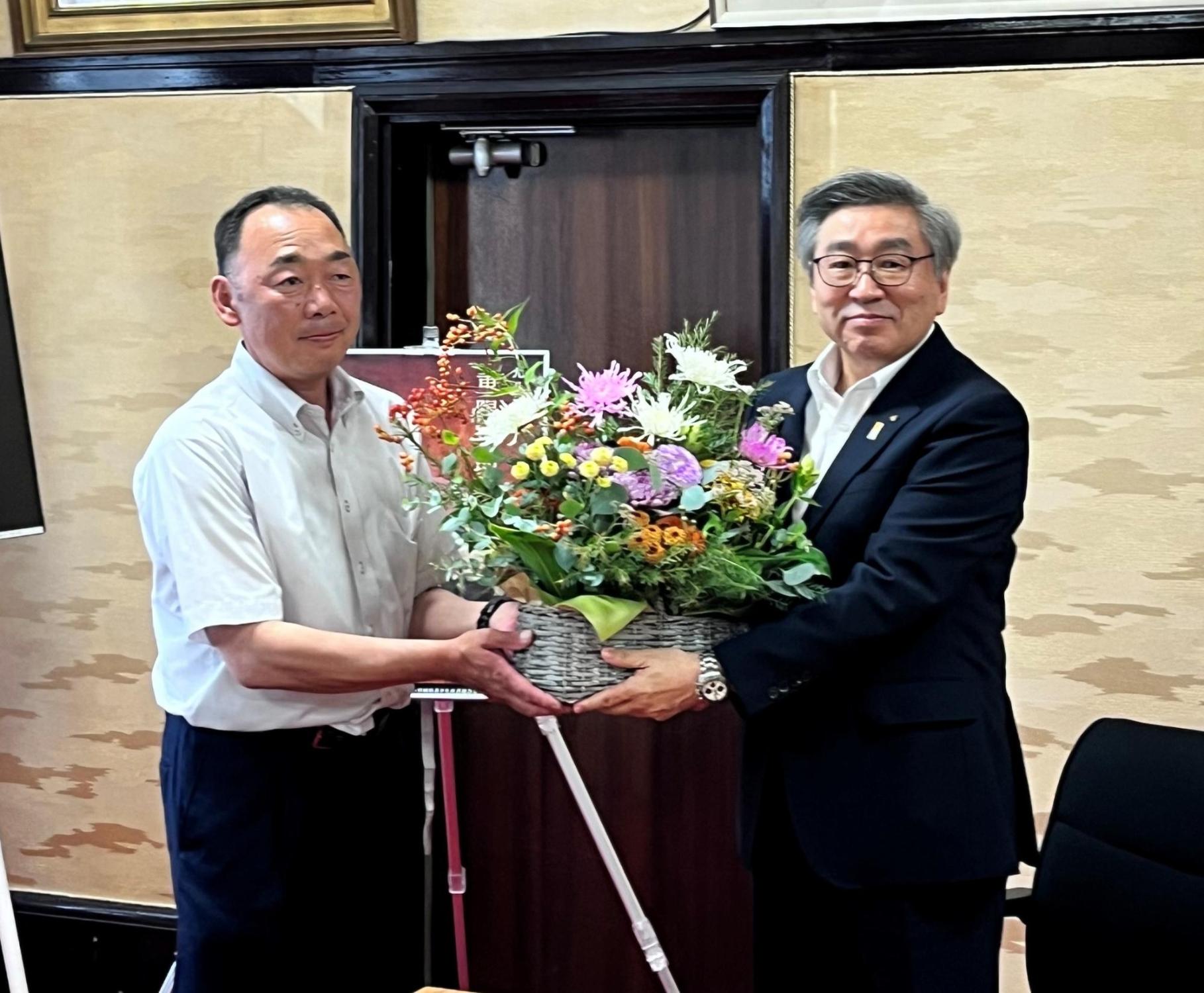 日隈副知事への贈呈