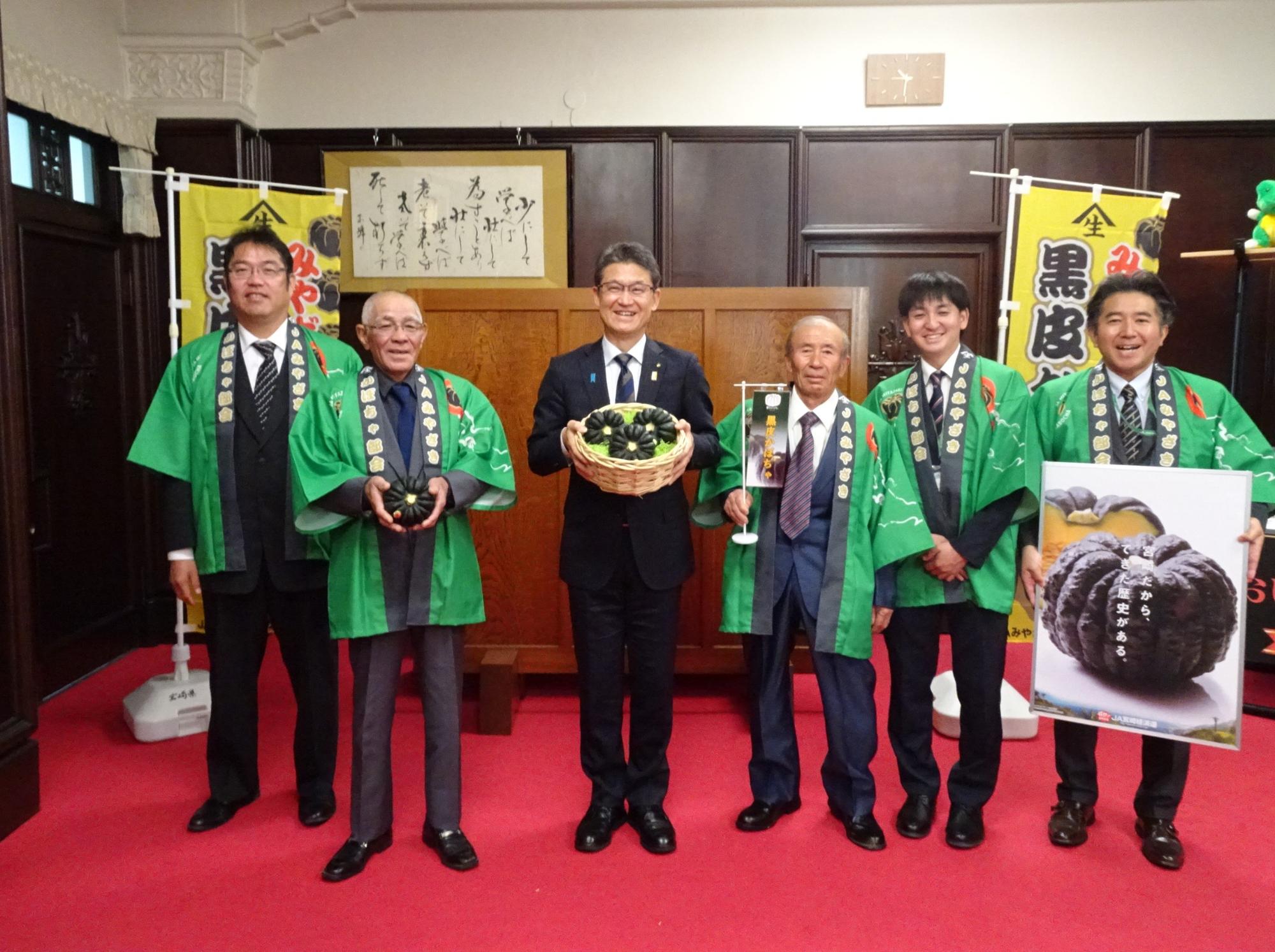 かぼちゃ部会と知事との記念撮影